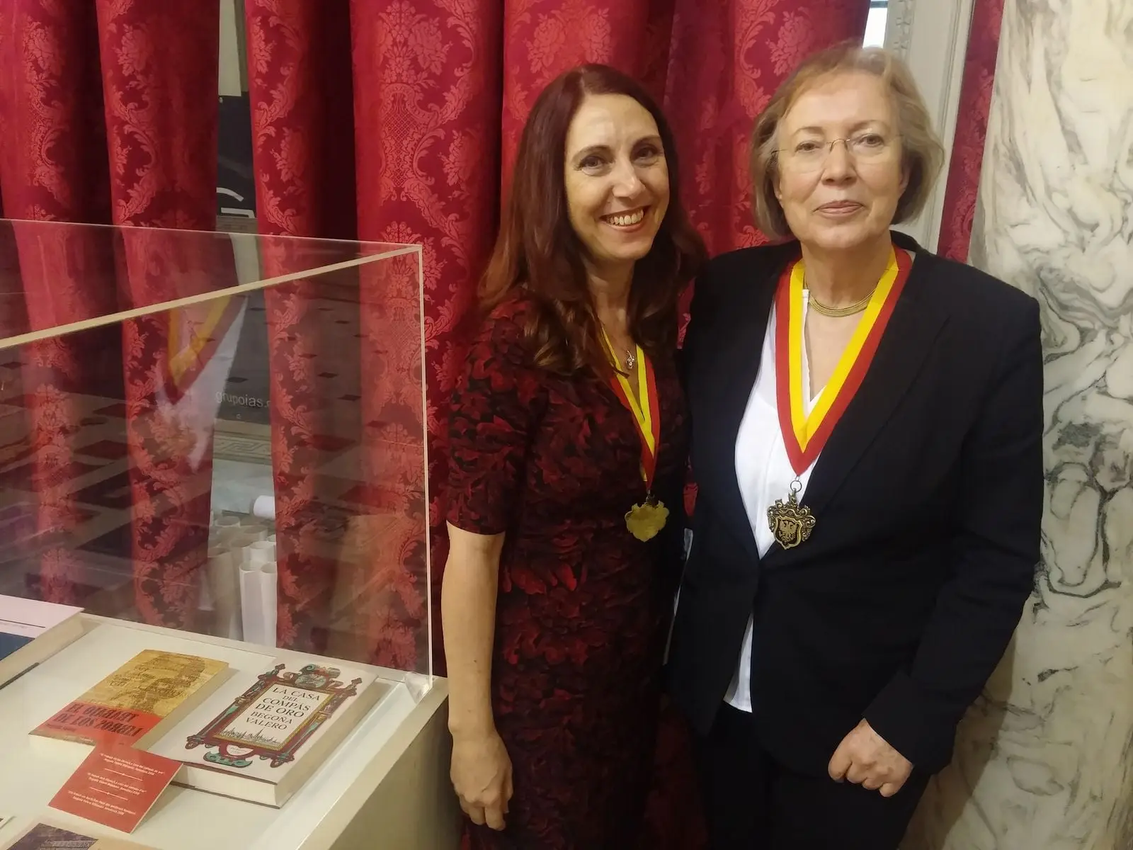 El Ayuntamiento de València expone las novelas de Begoña Valero EL TRABAJO DE LOS LIBROS y LA CASA DEL COMPÁS DE ORO en la Celebración del 40 aniversario del hermanamiento entre València y Maguncia, ciudad natal de Gutenberg (foto 1)