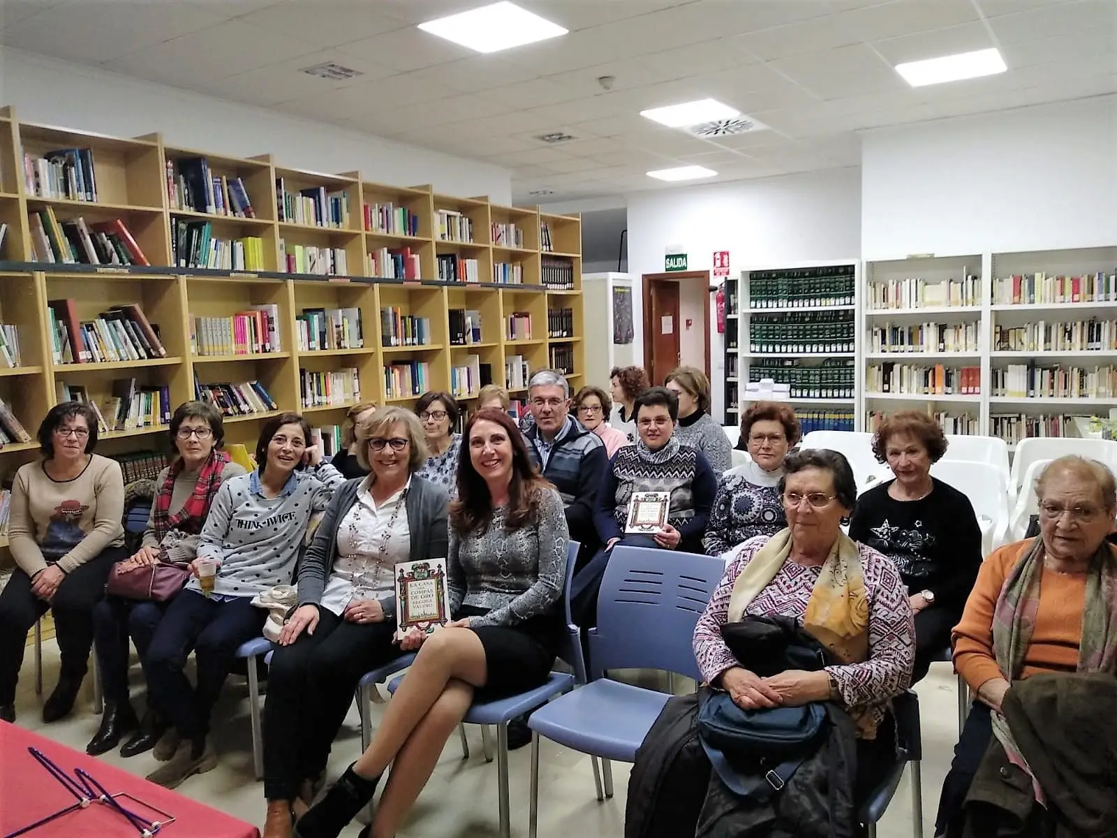 Tertulia literaria en la Biblioteca de Bocairent (Valencia) (foto 1)