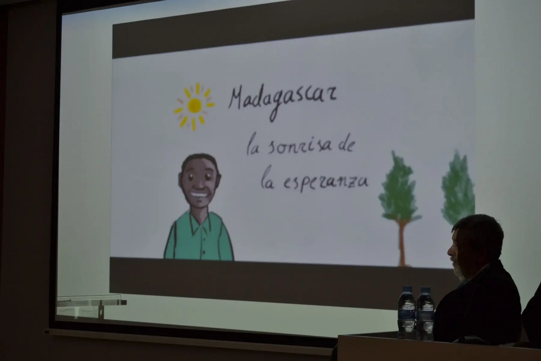 Begoña Valero elabora el prólogo del libro solidario “Taller de poesía” que se presentó en el Colegio de Médicos de Valencia (foto 1)
