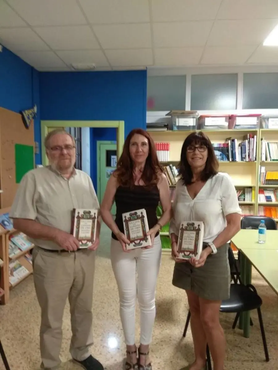 El Club de Lectura de adultos del Colegio Helios de L’Eliana (Valencia) celebra su reunión inaugural con la visita de la autora Begoña Valero (foto 1)
