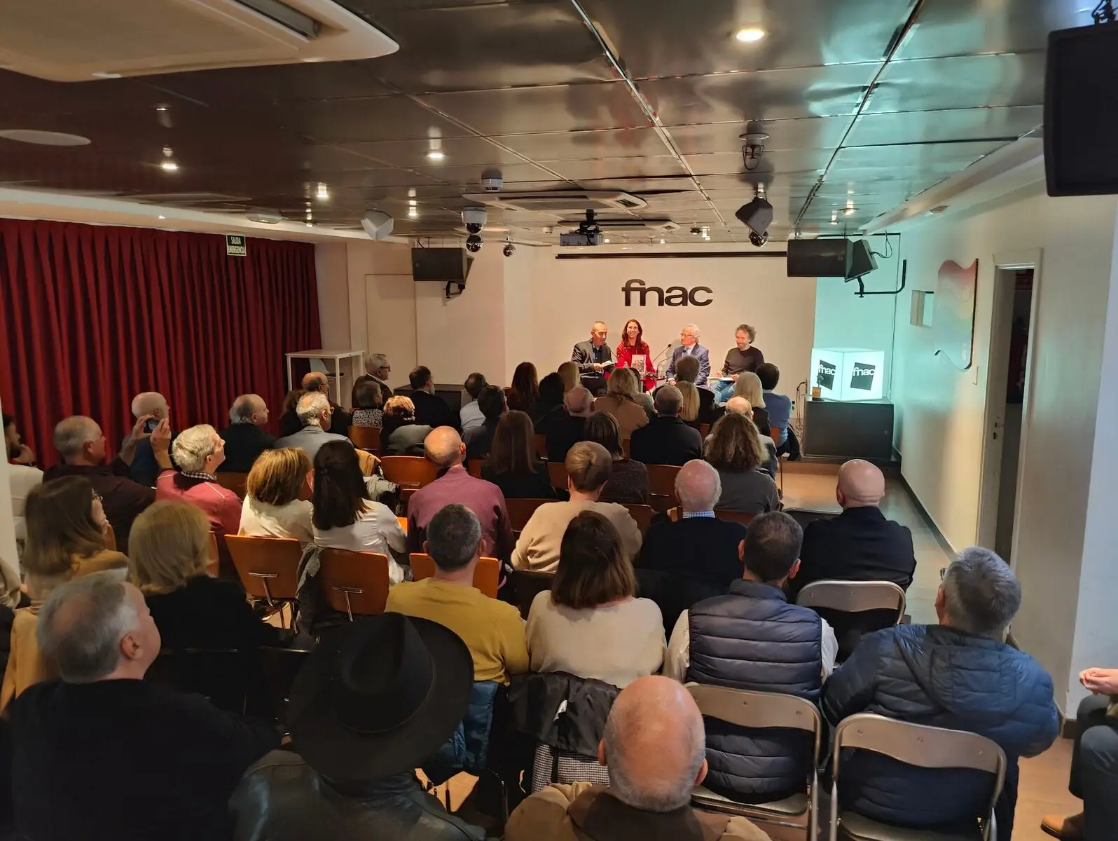 Presentación de la novela de Begoña Valero Un testigo llamado Cervantes en Fnac Valencia (foto 1)