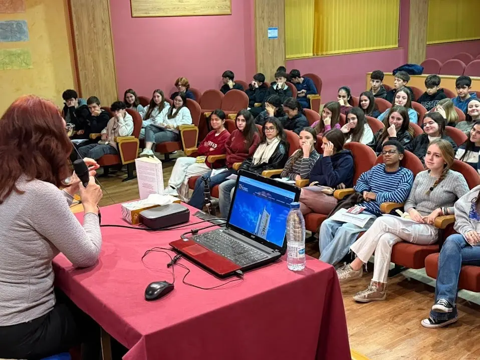 Begoña Valero habla sobre "La vida del Cervantes más desconocido" para el alumnado del Colegio La Purísima de Torrent (foto 1)