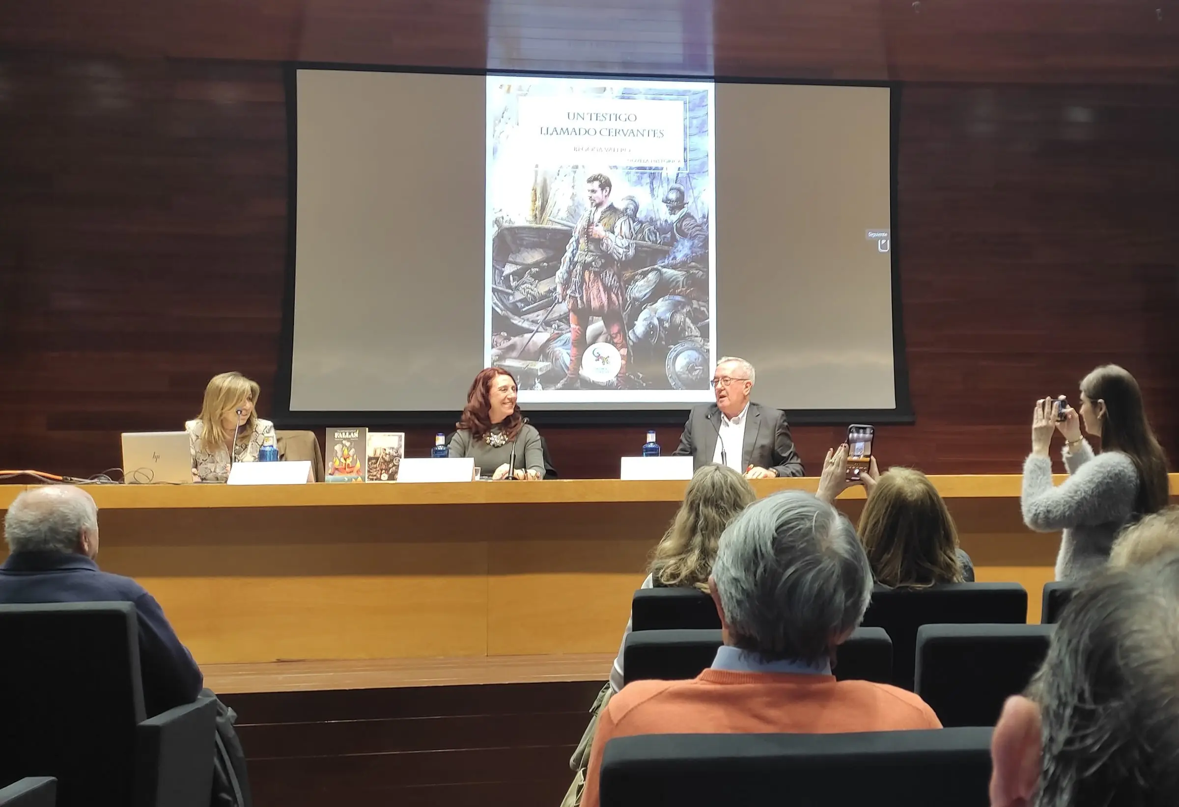 Presentación en el Ilustrísimo Colegio de Abogados de Valencia ICAV de la premiada novela "Un testigo llamado Cervantes" (foto 1)