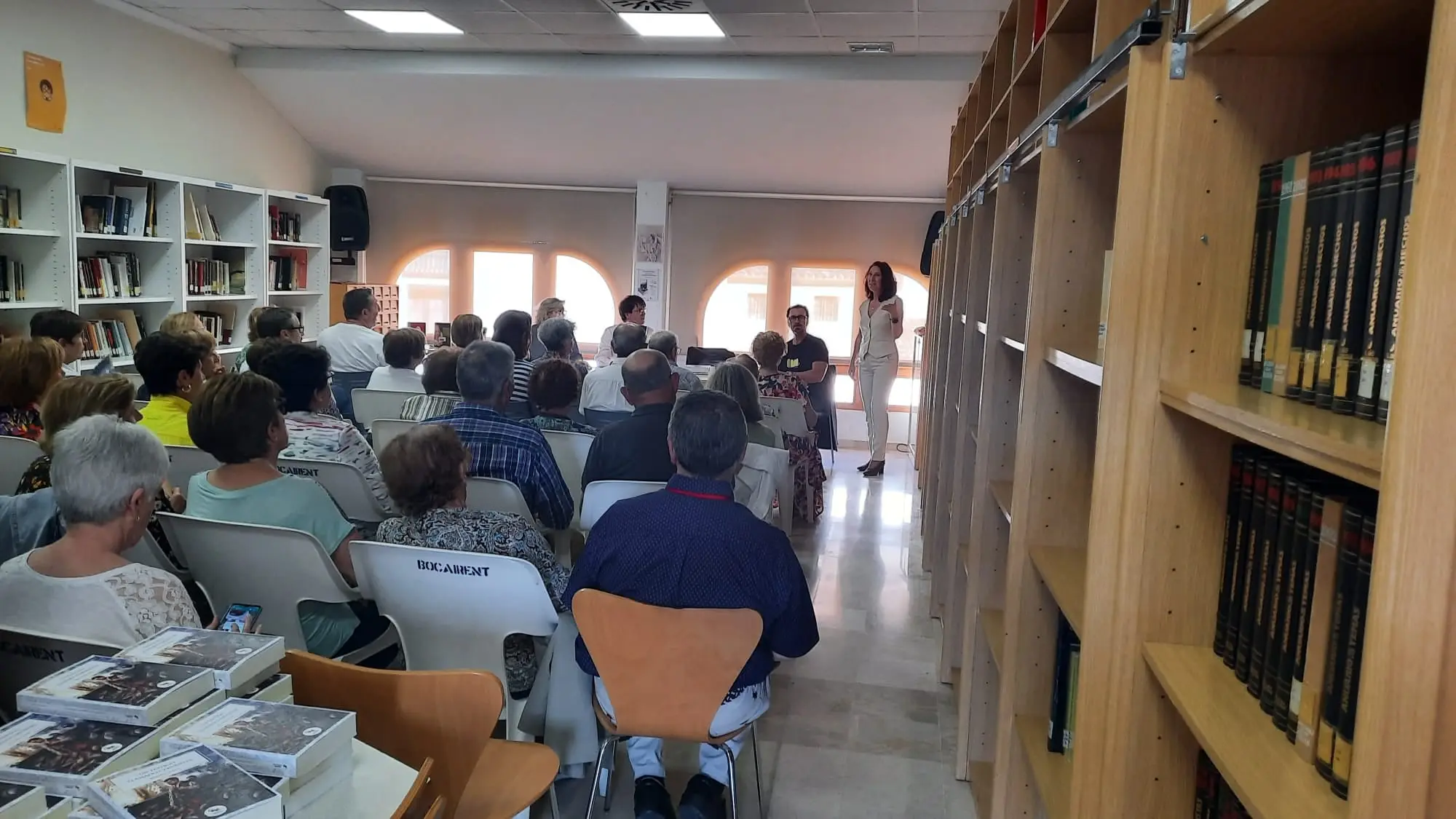 Presentación de la autora Begoña Valero de su novela Un testigo llamado Cervantes en la Biblioteca de Bocairent (foto 1)