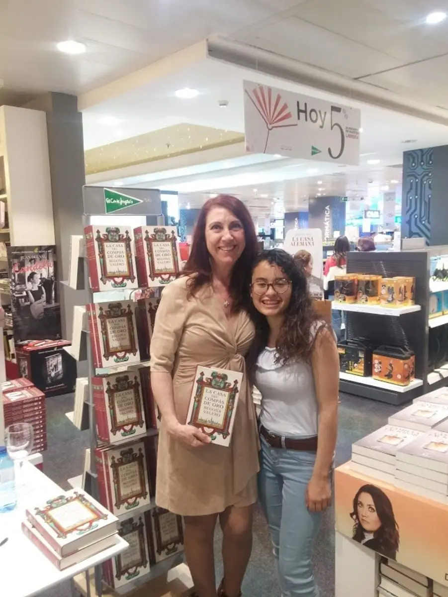 La autora y tú en la librería de El Corte Inglés de Castellón (foto 1)
