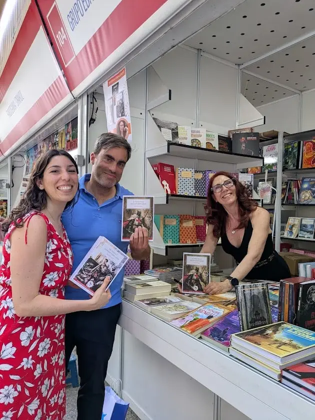 Begoña Valero vive una jornada de reencuentros en la Feria del Libro de Madrid (foto 1)