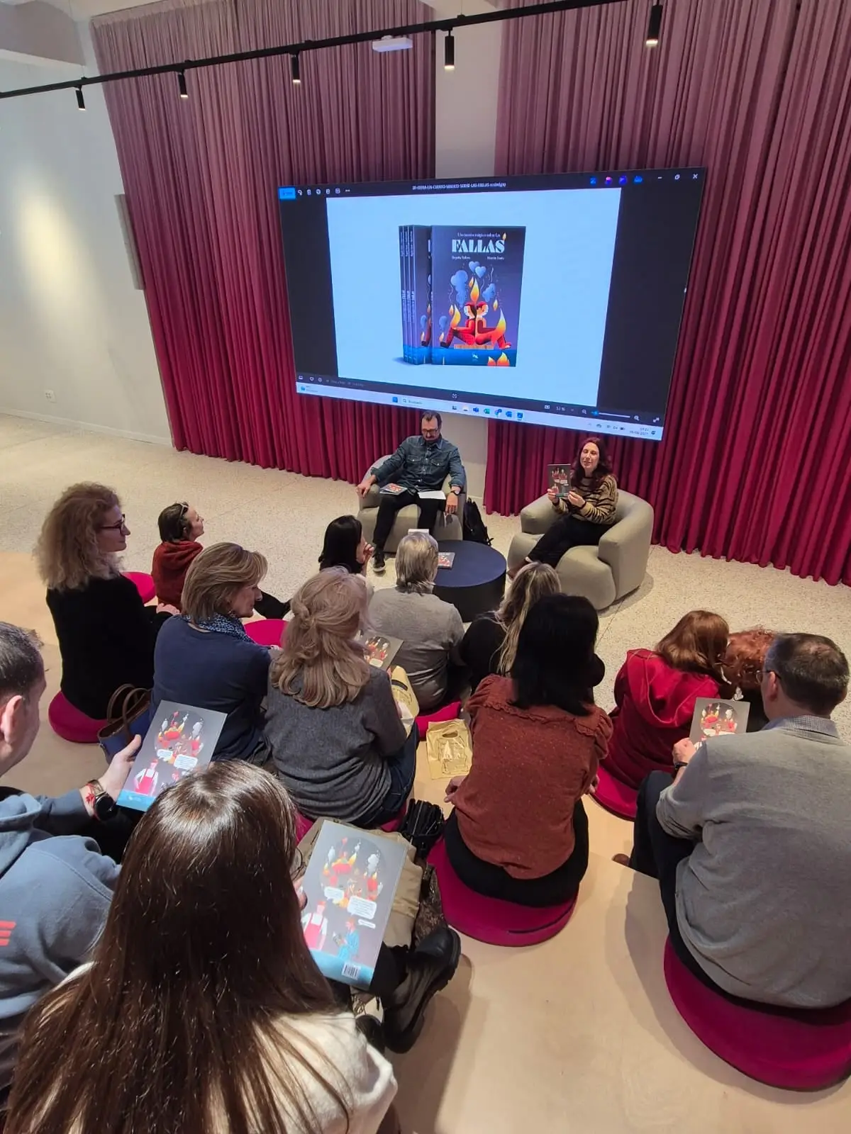 Presentación en Nautalia viajes de "Un cuento mágico sobre las Fallas" de Begoña Valero, ilustrado por Martín Forés (foto 2)