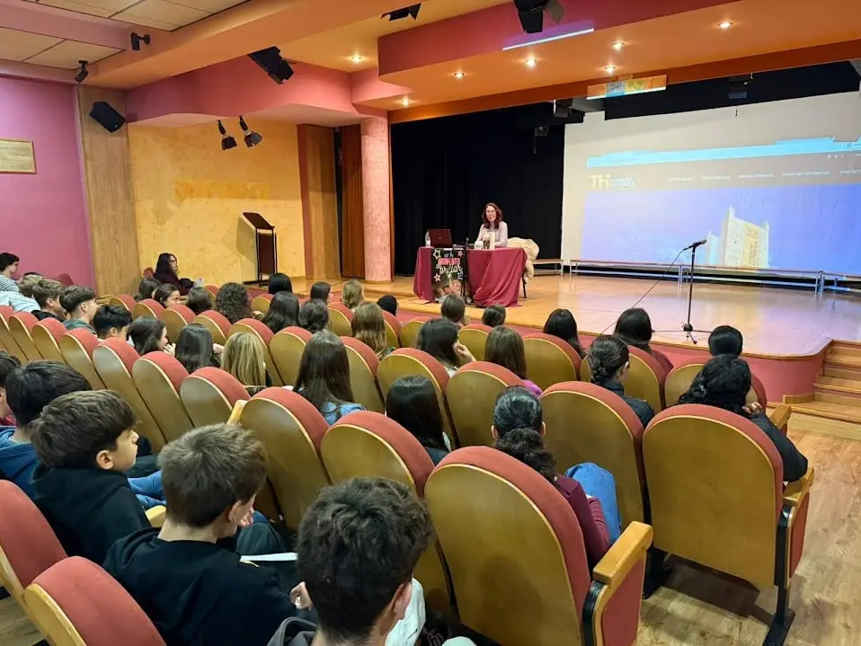 Begoña Valero habla sobre "La vida del Cervantes más desconocido" para el alumnado del Colegio La Purísima de Torrent (foto 2)
