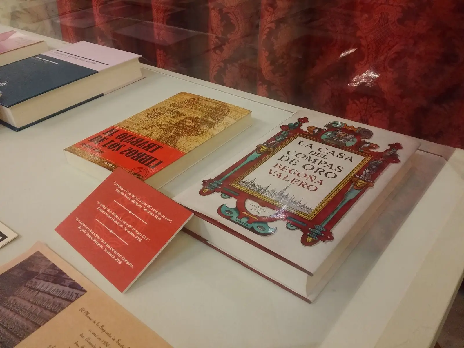 El Ayuntamiento de València expone las novelas de Begoña Valero EL TRABAJO DE LOS LIBROS y LA CASA DEL COMPÁS DE ORO en la Celebración del 40 aniversario del hermanamiento entre València y Maguncia, ciudad natal de Gutenberg (foto 2)