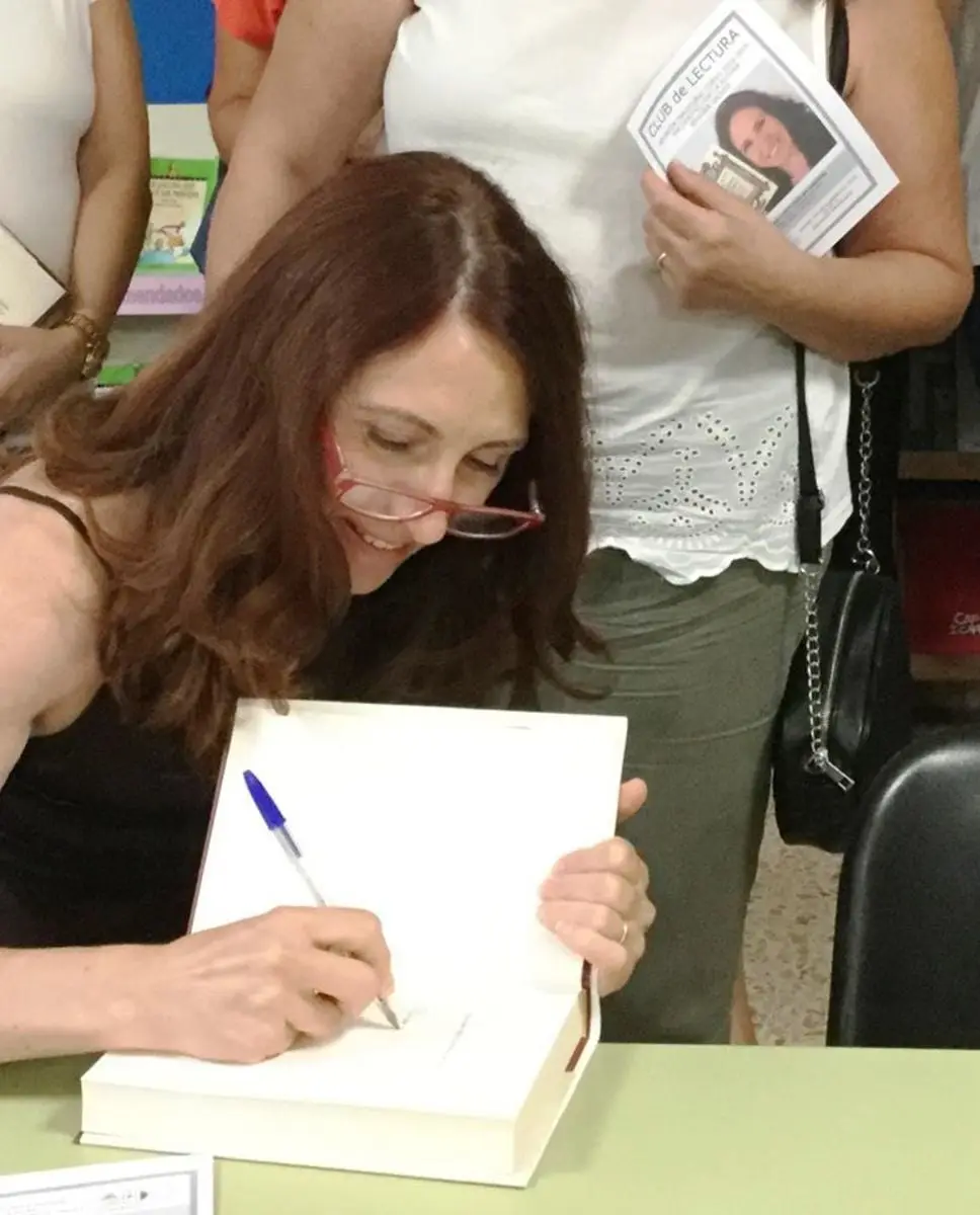 El Club de Lectura de adultos del Colegio Helios de L’Eliana (Valencia) celebra su reunión inaugural con la visita de la autora Begoña Valero (foto 3)