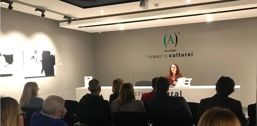 El periódico La Verdad de Murcia entrevista a Begoña Valero, autora de LA CASA DEL COMPÁS DE ORO "Imprimir un libro religioso en el siglo XVI era una actividad de alto riesgo" (foto 3)