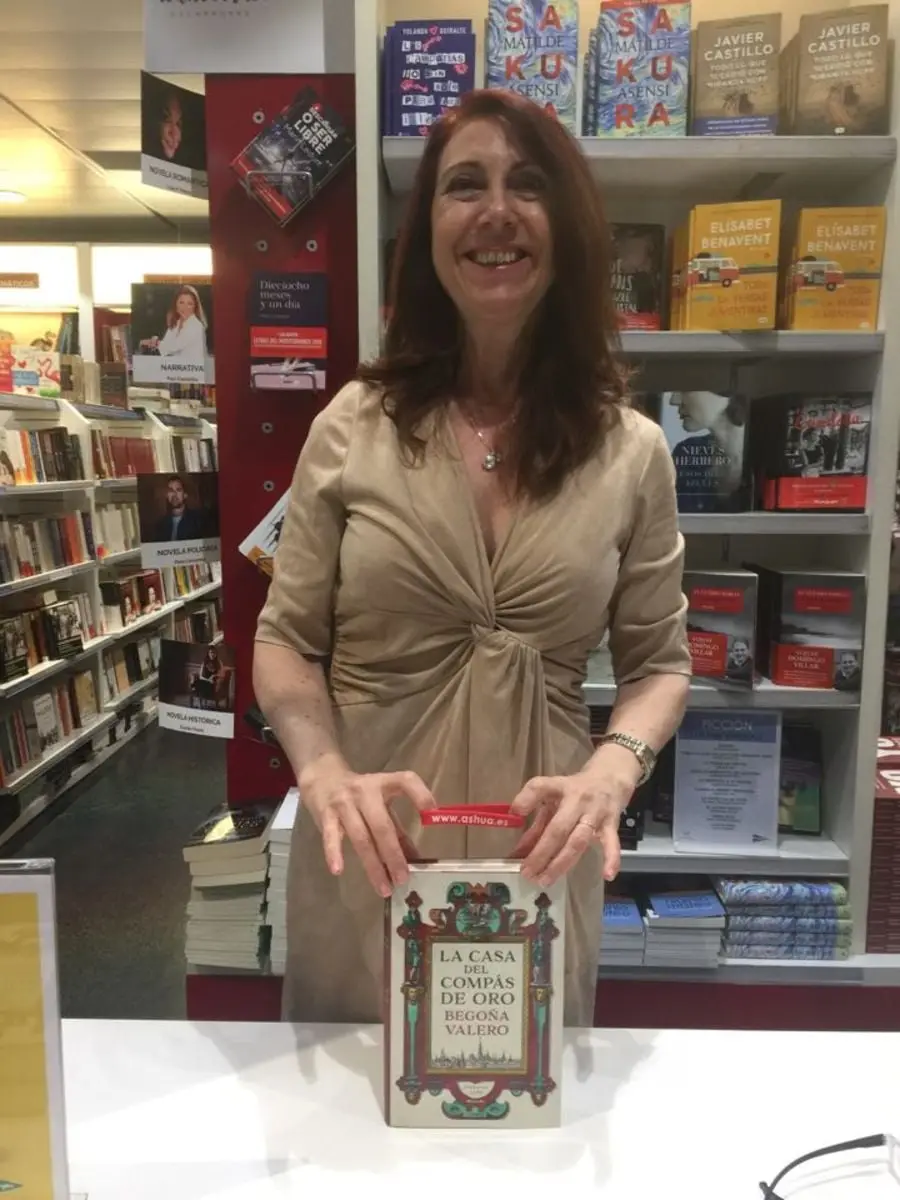La autora y tú en la librería de El Corte Inglés de Castellón (foto 3)