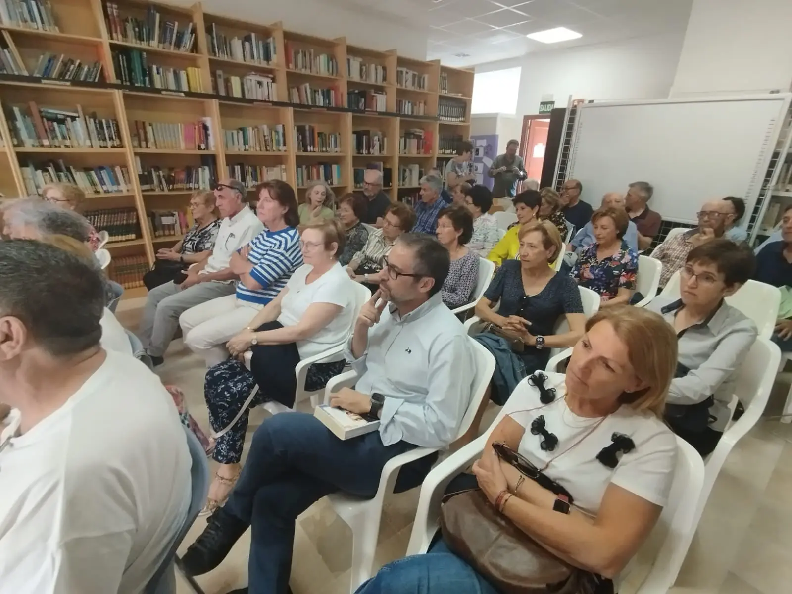 Presentación de la autora Begoña Valero de su novela Un testigo llamado Cervantes en la Biblioteca de Bocairent (foto 3)