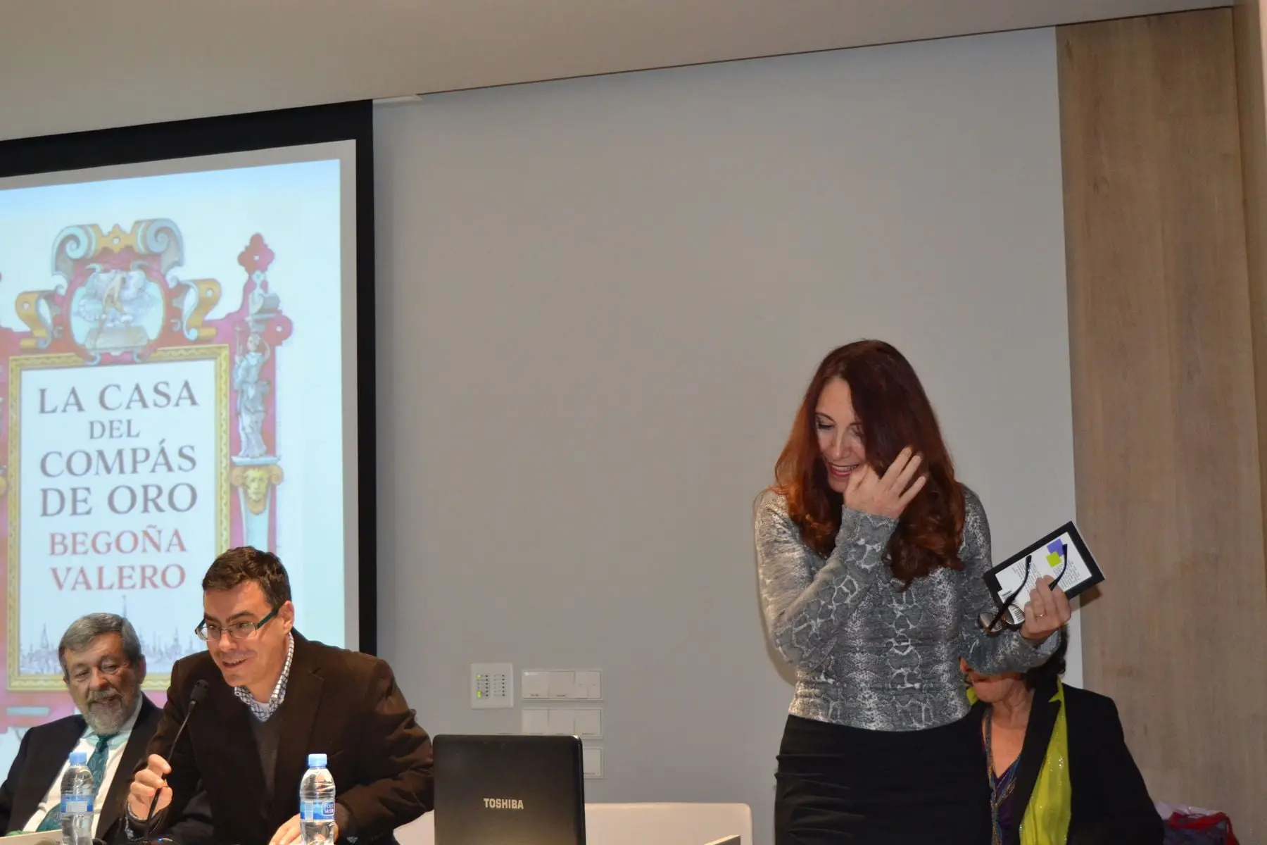Begoña Valero elabora el prólogo del libro solidario “Taller de poesía” que se presentó en el Colegio de Médicos de Valencia (foto 3)
