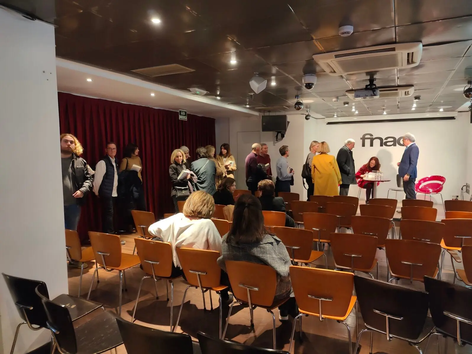Presentación de la novela de Begoña Valero Un testigo llamado Cervantes en Fnac Valencia (foto 3)