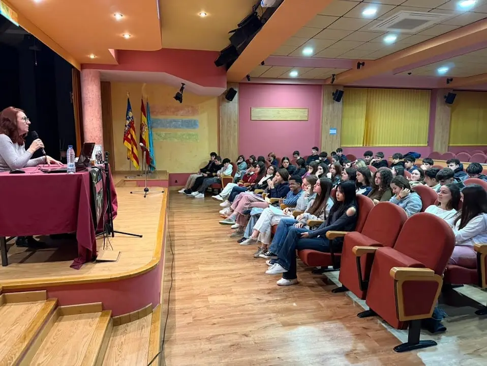Begoña Valero habla sobre "La vida del Cervantes más desconocido" para el alumnado del Colegio La Purísima de Torrent (foto 3)