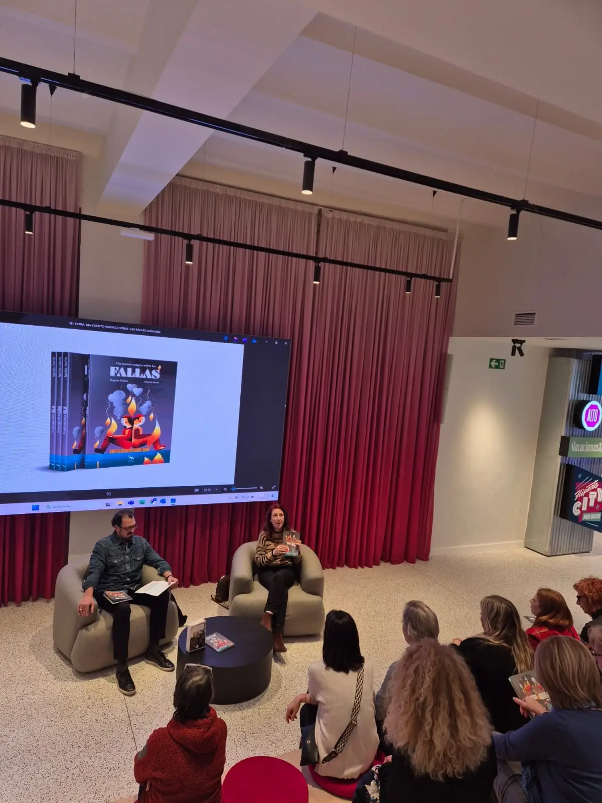 Presentación en Nautalia viajes de "Un cuento mágico sobre las Fallas" de Begoña Valero, ilustrado por Martín Forés (foto 3)