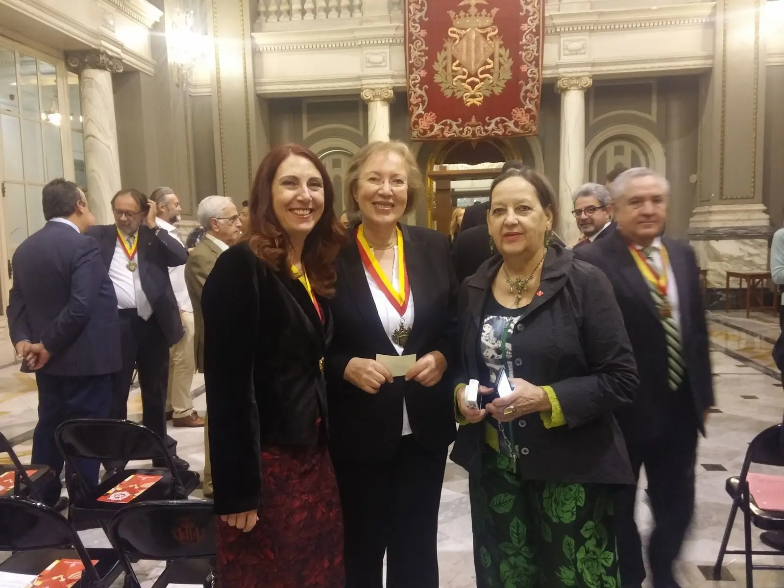 El Ayuntamiento de València expone las novelas de Begoña Valero EL TRABAJO DE LOS LIBROS y LA CASA DEL COMPÁS DE ORO en la Celebración del 40 aniversario del hermanamiento entre València y Maguncia, ciudad natal de Gutenberg (foto 4)