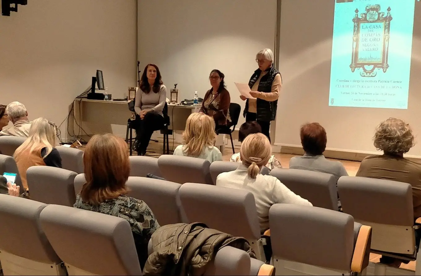 El Club de lectura de la Casa de la Dona de Torrent analiza la novela La casa del Compás de Oro de Begoña Valero (foto 4)