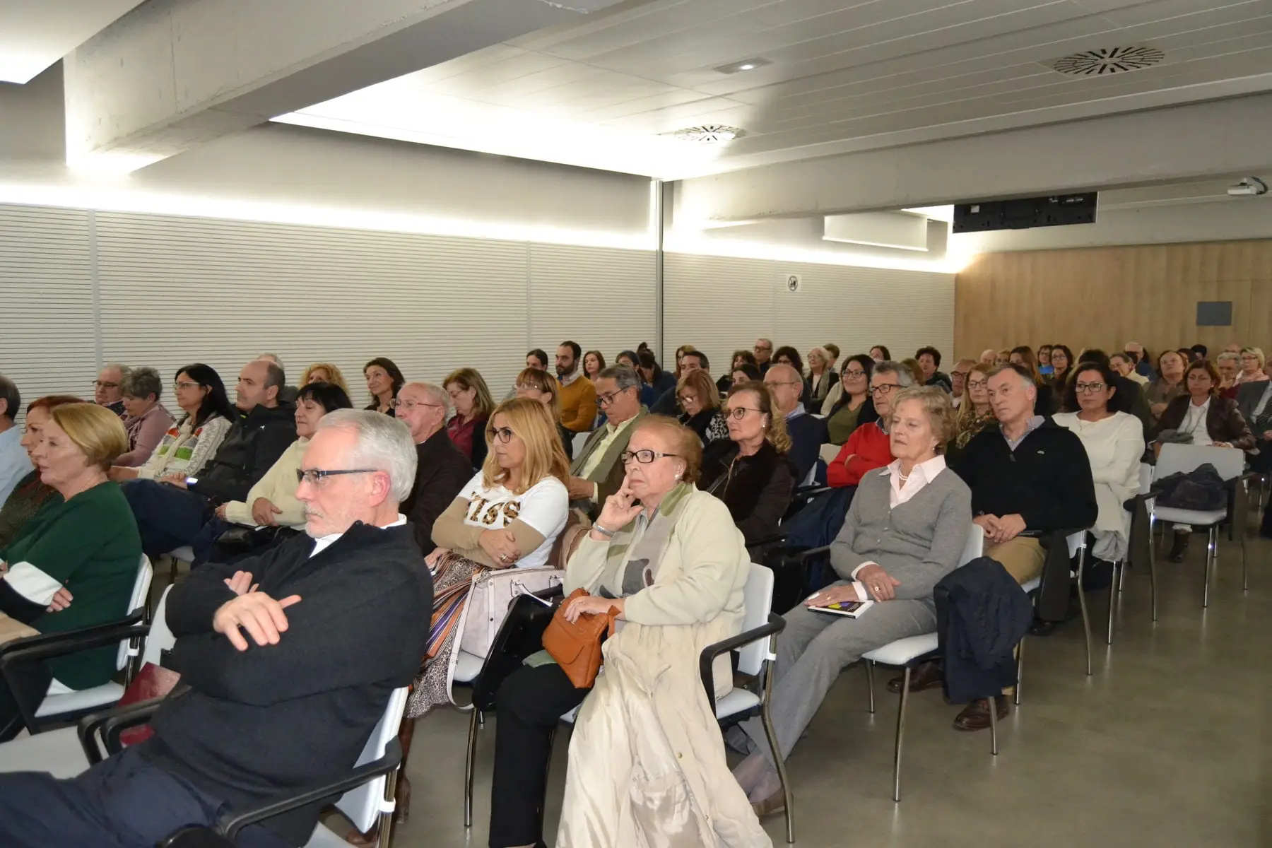 Begoña Valero elabora el prólogo del libro solidario “Taller de poesía” que se presentó en el Colegio de Médicos de Valencia (foto 4)