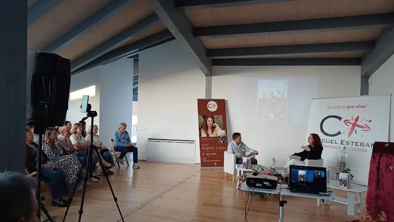 Miguel Esteban (Toledo) celebra un exitoso encuentro literario con la escritora Begoña Valero dentro de las Jornadas Culturales 2026 "Lee M.E." (foto 4)