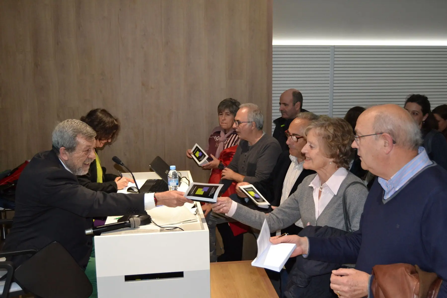 Begoña Valero elabora el prólogo del libro solidario “Taller de poesía” que se presentó en el Colegio de Médicos de Valencia (foto 5)