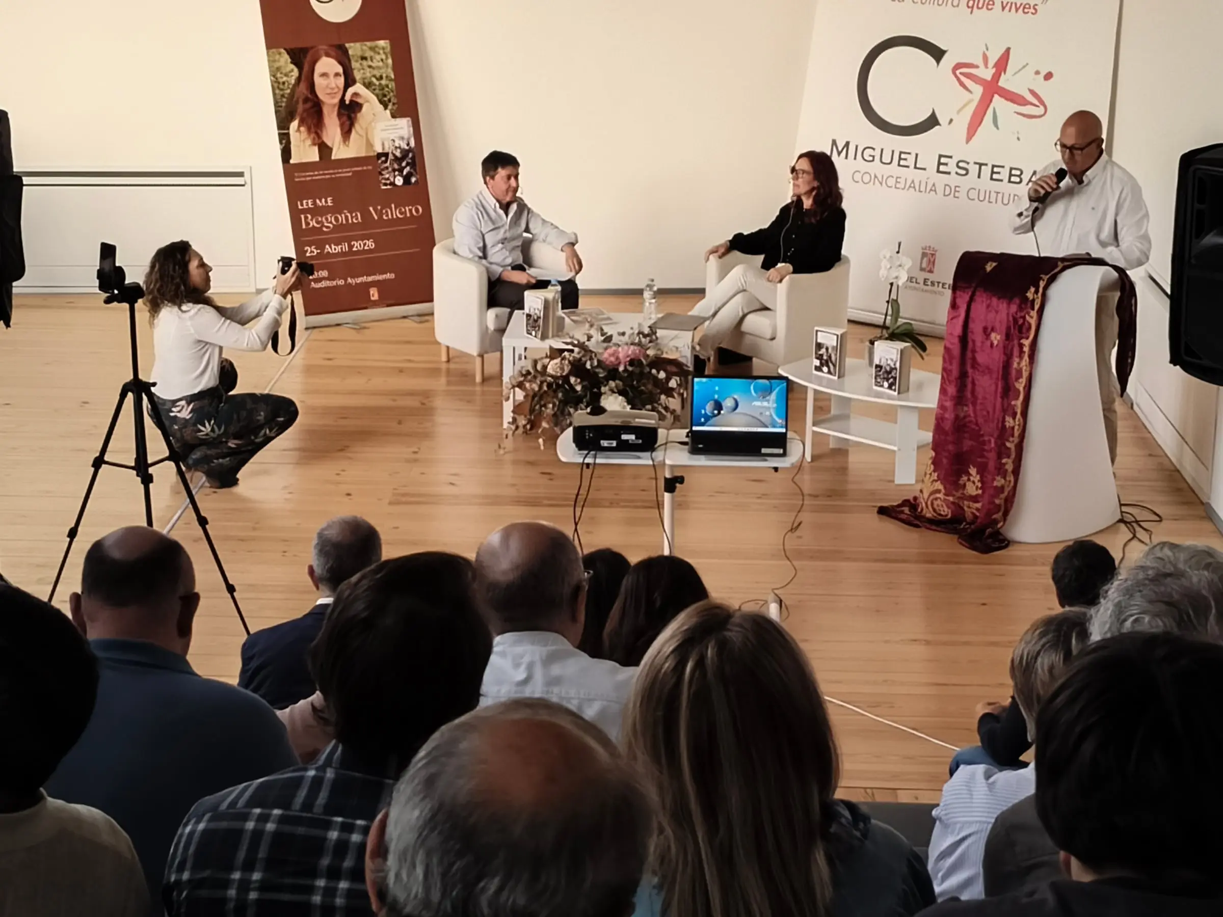 Miguel Esteban (Toledo) celebra un exitoso encuentro literario con la escritora Begoña Valero dentro de las Jornadas Culturales 2026 "Lee M.E." (foto 5)