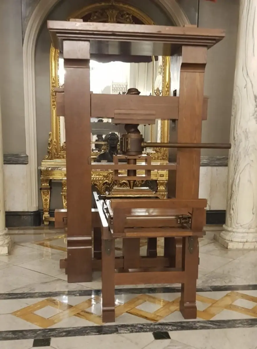 El Ayuntamiento de València expone las novelas de Begoña Valero EL TRABAJO DE LOS LIBROS y LA CASA DEL COMPÁS DE ORO en la Celebración del 40 aniversario del hermanamiento entre València y Maguncia, ciudad natal de Gutenberg (foto 5)