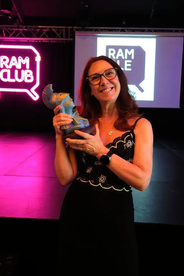 Begoña Valero recibe el Premio de la Crítica Valenciana 2025 en Narrativa (foto 5)