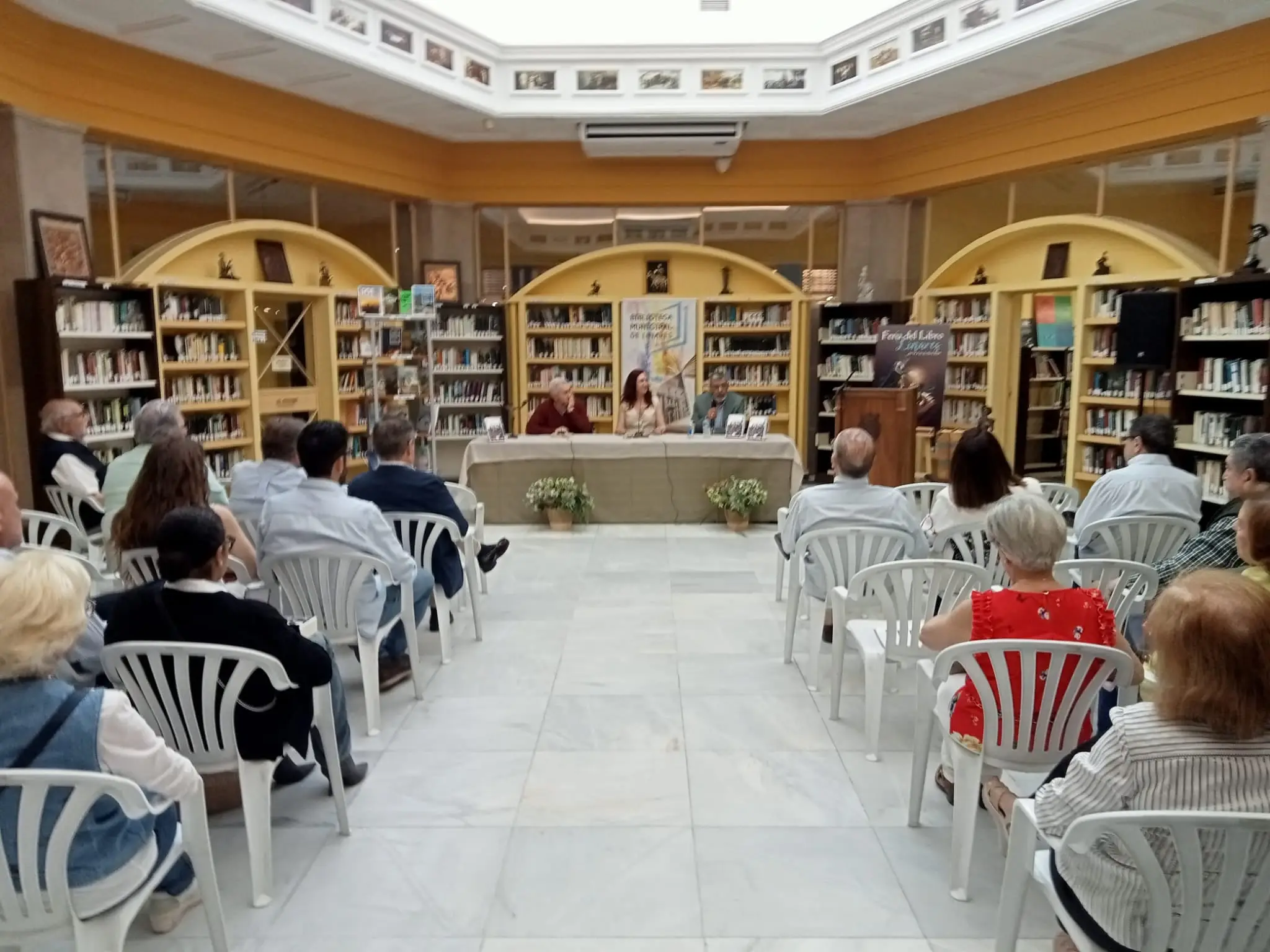 Presentación de Un testigo llamado Cervantes en la Biblioteca de Linares (Jaén) (foto 6)