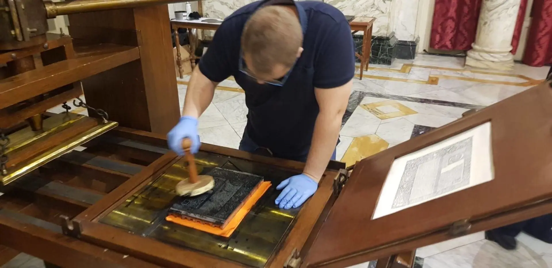 El Ayuntamiento de València expone las novelas de Begoña Valero EL TRABAJO DE LOS LIBROS y LA CASA DEL COMPÁS DE ORO en la Celebración del 40 aniversario del hermanamiento entre València y Maguncia, ciudad natal de Gutenberg (foto 6)