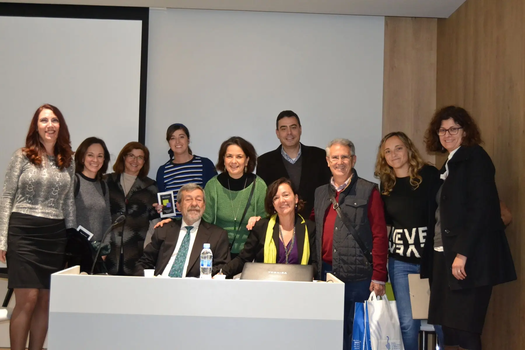 Begoña Valero elabora el prólogo del libro solidario “Taller de poesía” que se presentó en el Colegio de Médicos de Valencia (foto 6)