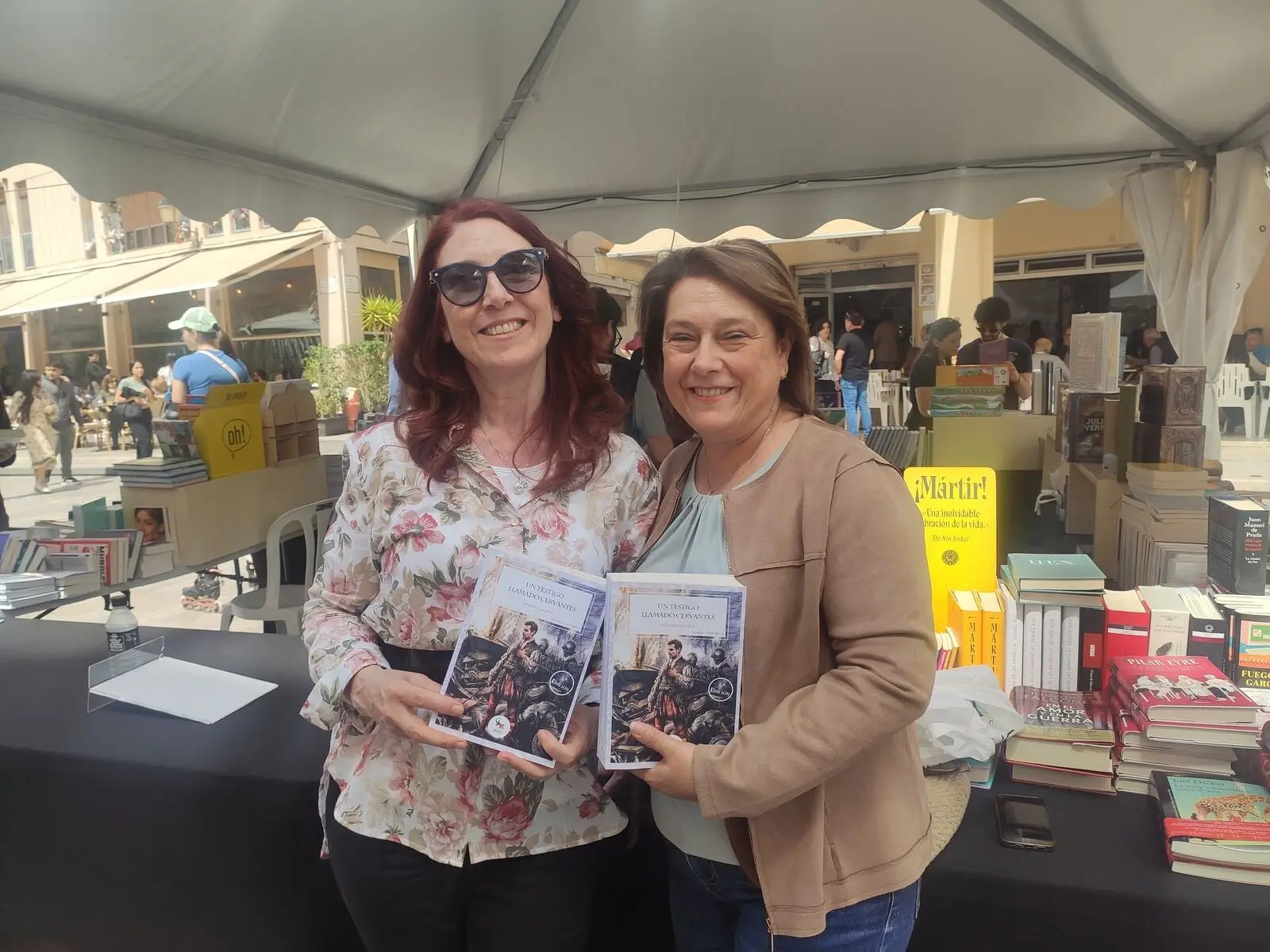 Éxito de ventas de "Un testigo llamado Cervantes" en la Feria del Libro de Elche 2025 (foto 6)