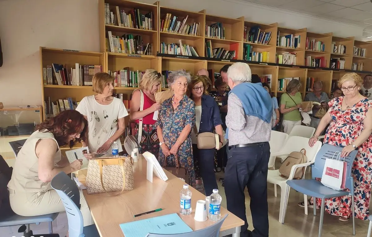 Presentación de la autora Begoña Valero de su novela Un testigo llamado Cervantes en la Biblioteca de Bocairent (foto 8)