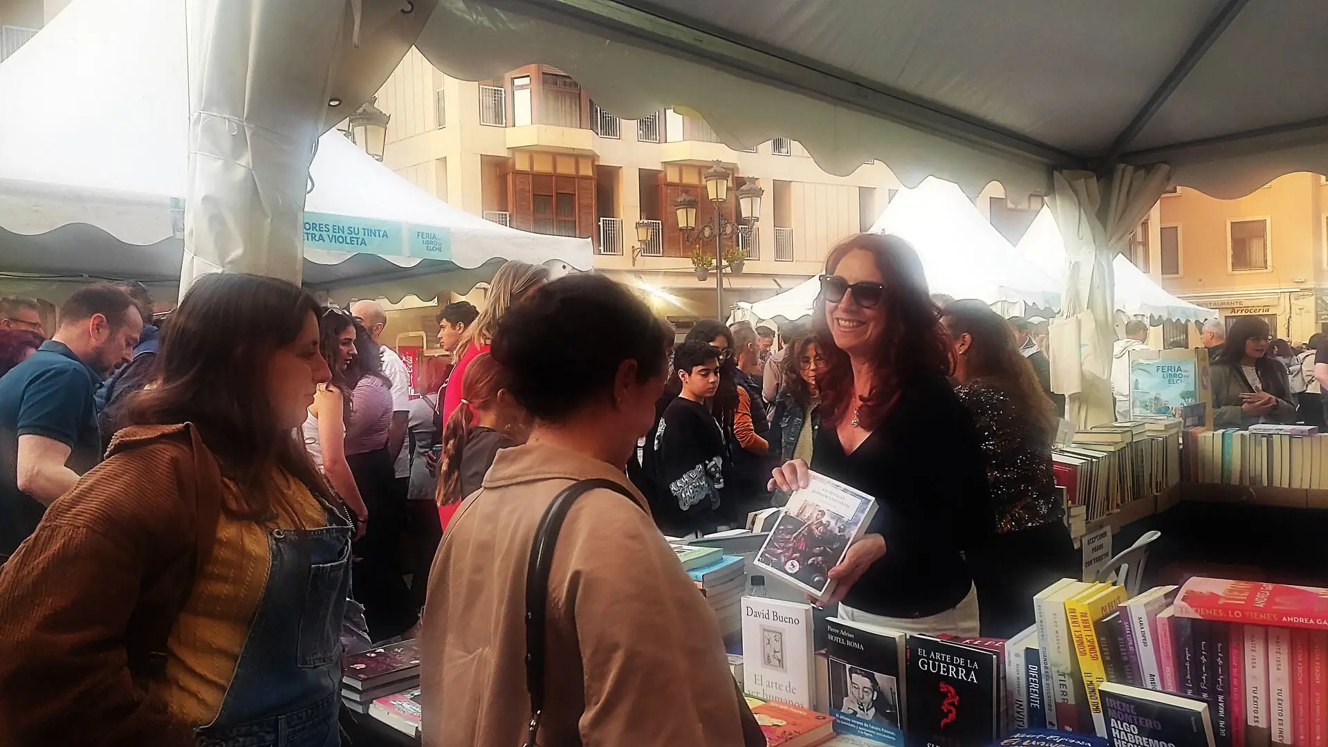 Éxito de ventas de "Un testigo llamado Cervantes" en la Feria del Libro de Elche 2025 (foto 8)