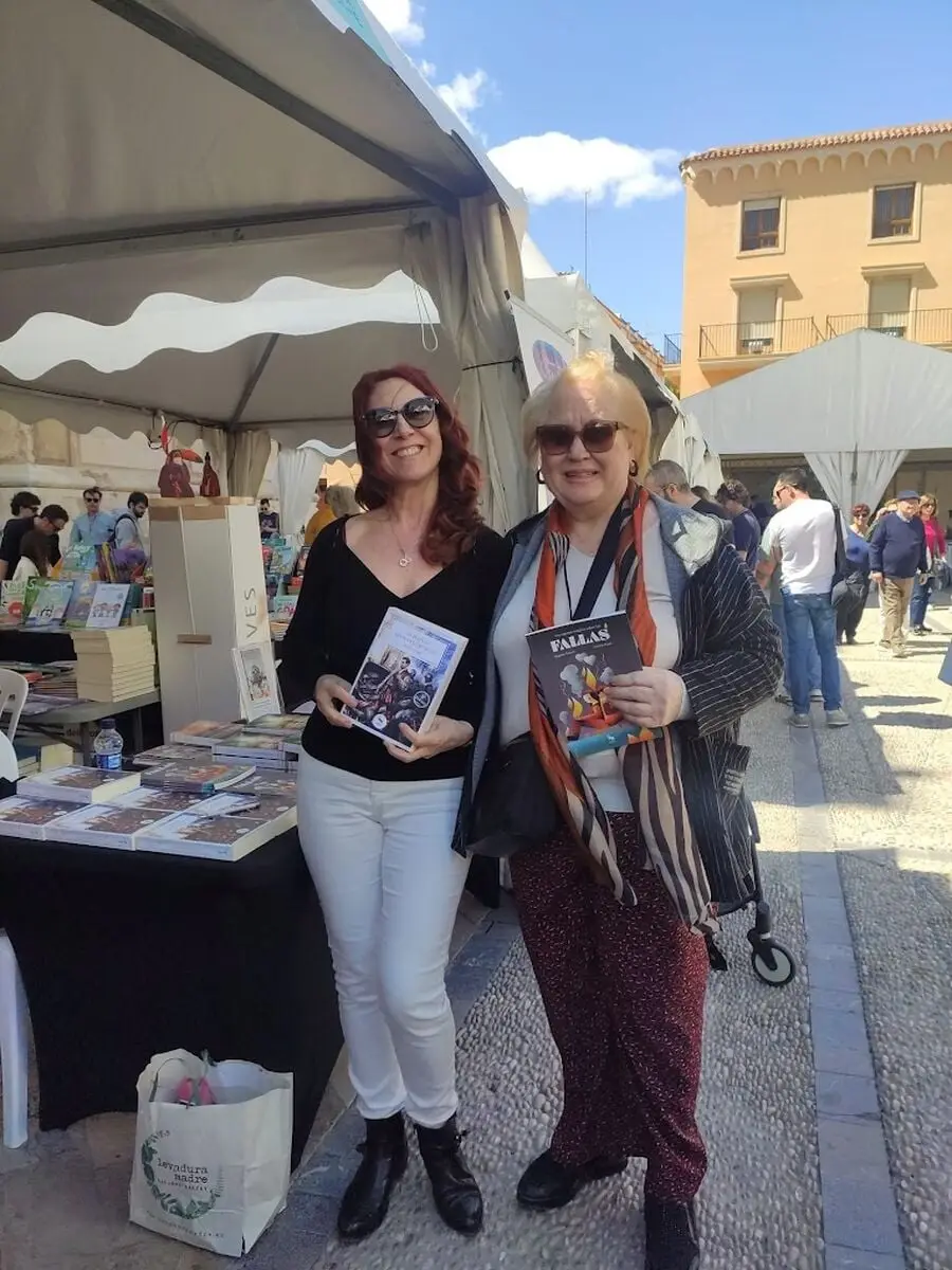 Éxito de ventas de "Un testigo llamado Cervantes" en la Feria del Libro de Elche 2025 (foto 10)