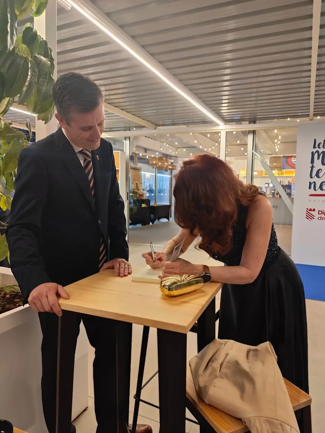 Begoña Valero recibe el galardón "Letras del Mediterráneo" en la categoría de novela histórica (foto 11)